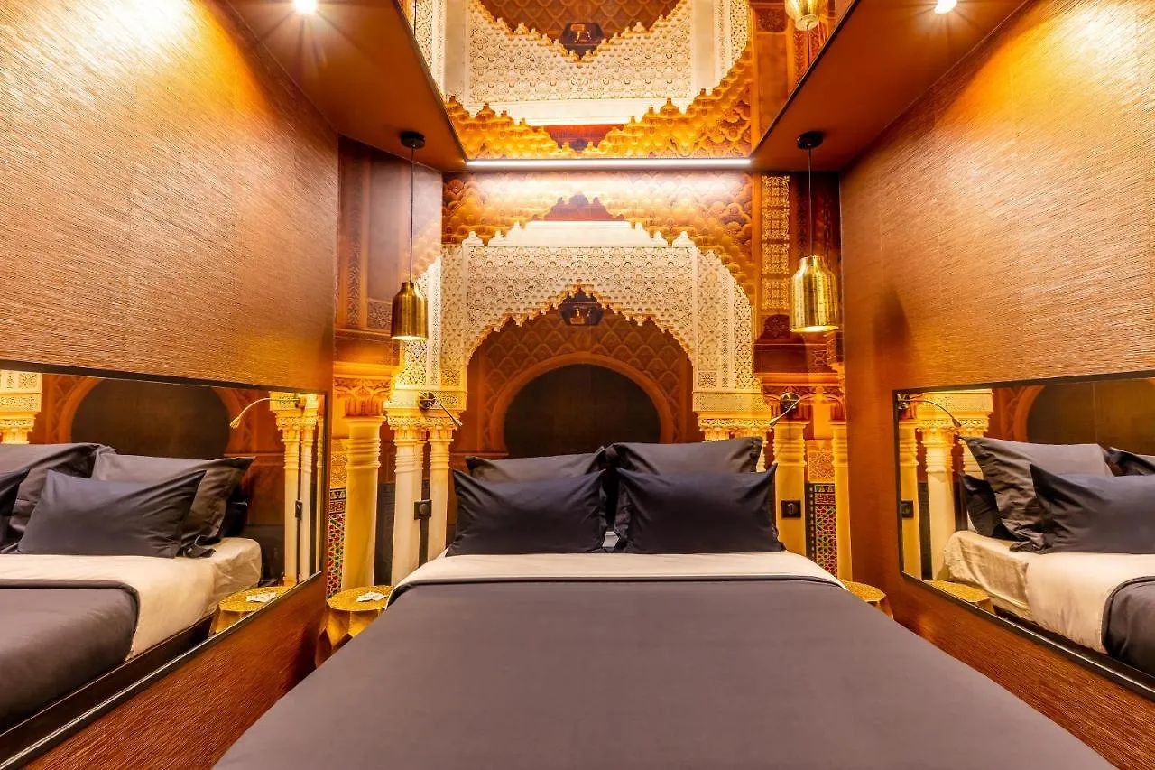 Hotel del amor Avec Nuit Insolite Au Dandy Et Jacuzzi Privatise (adults Only)