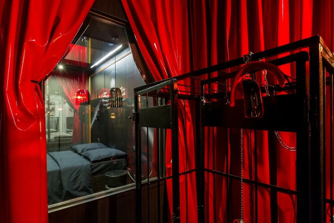 Отель для свиданий Avec Nuit Insolite Au Dandy Et Jacuzzi Privatise (adults Only) Париж